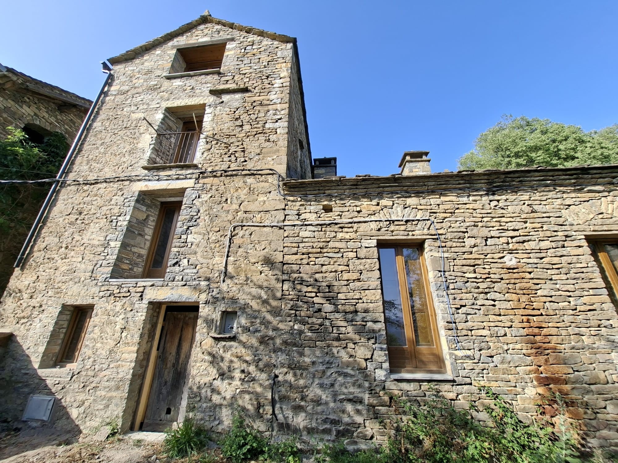 Fachada de la casa de Guaso rehabilitada este año para una nueva familia
