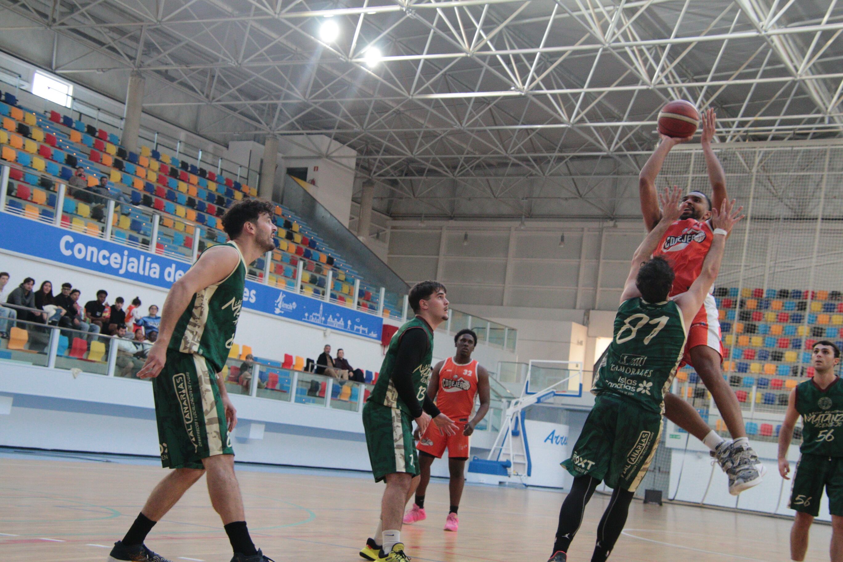 Lanzamiento del VulcanAloe Lanzarote Conejeros ante el Zamorales La Matanza.