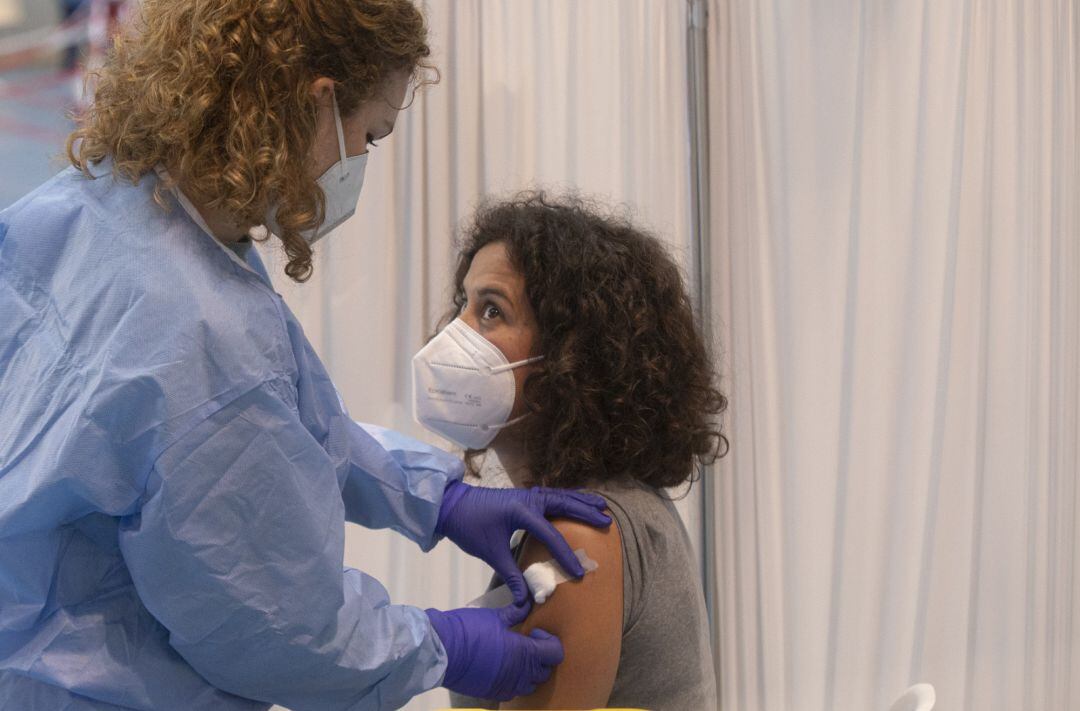 Una mujer tras recibir una dosis de la vacuna contra la COVID-19 de AstraZeneca en Sevilla.