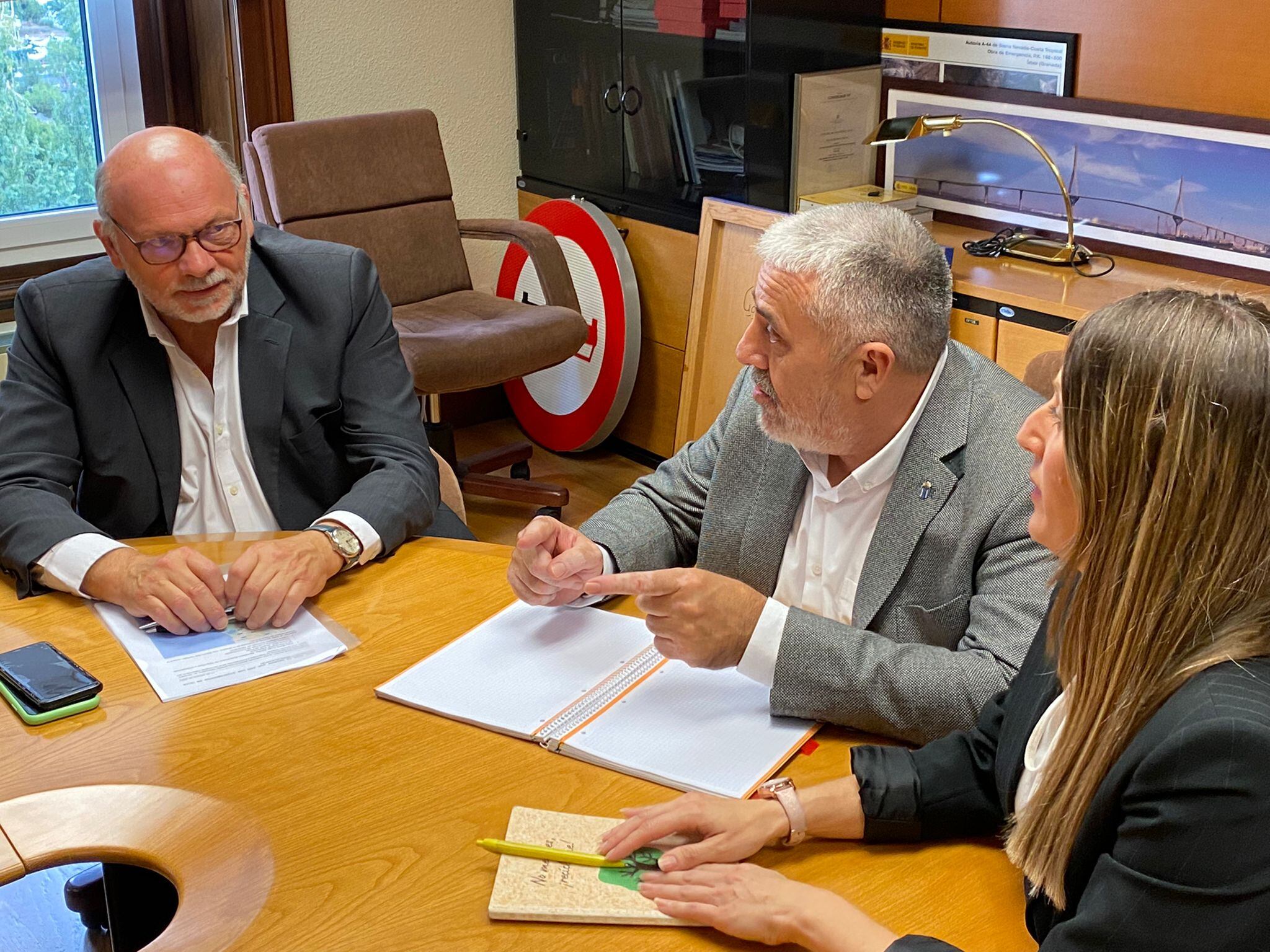 Un momento de la reunión que ha mantenido la vicealcaldesa de Oliva, Ana Morell y el alcalde de Pego, Enrique Moll, con el Ministerio de Transporte, con el director General de Carreteras, Javier Herrero Linazo.