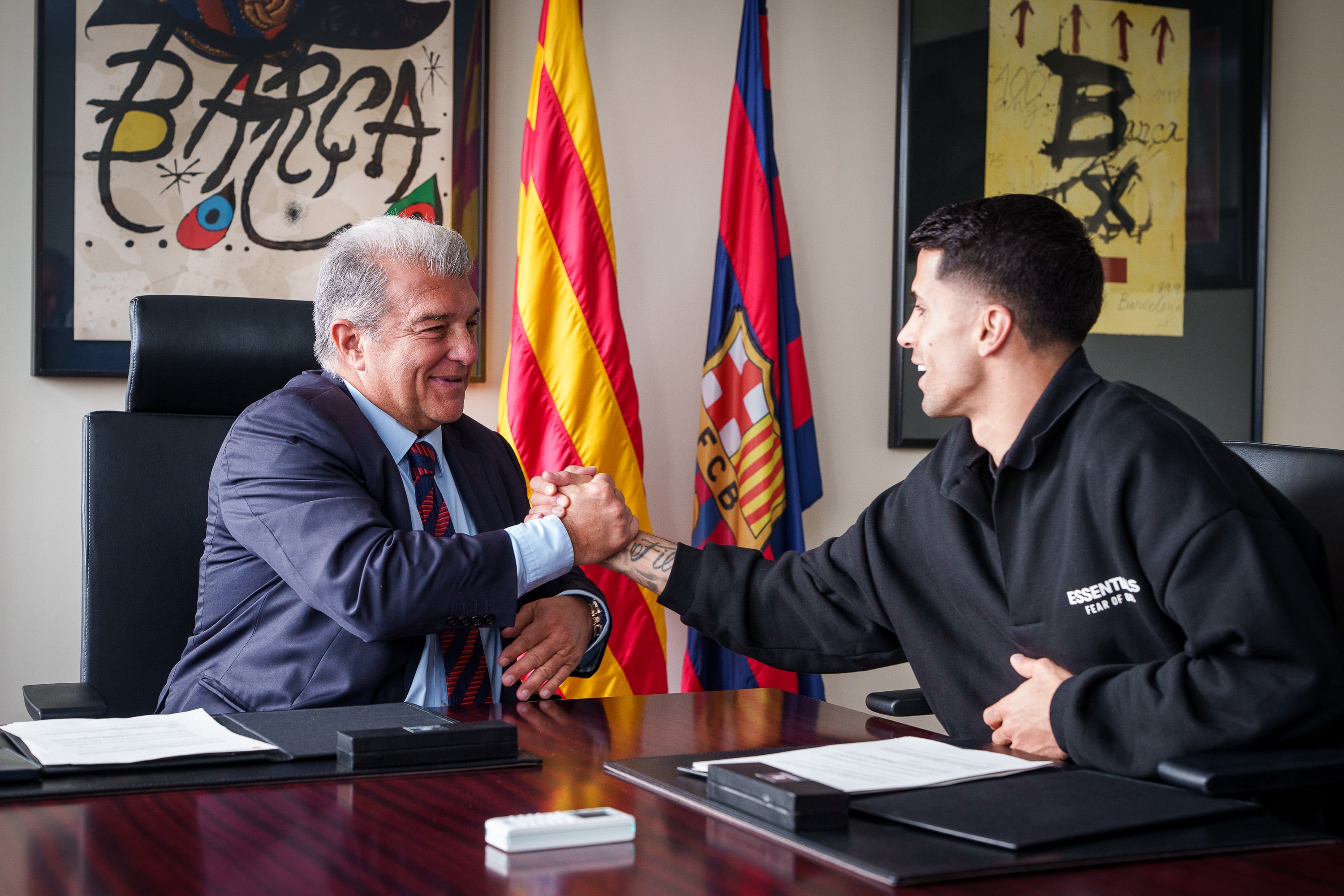 Joao Cancelo firma su nuevo contrato con el FC Barcelona