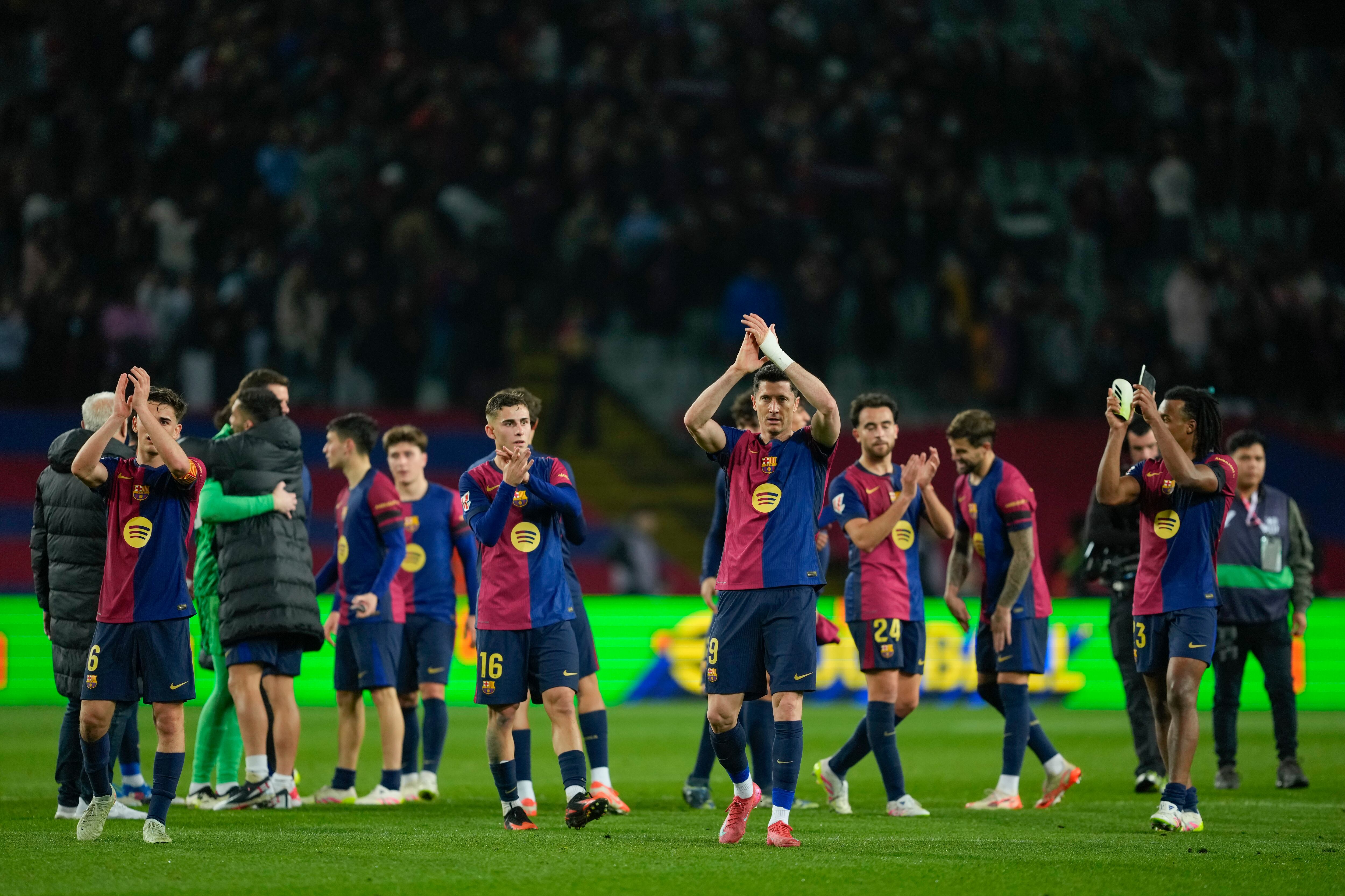 Los jugadores del FC Barcelona celebran la victoria con la afición