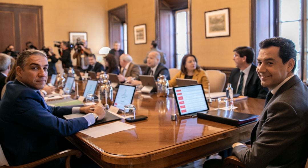 Primera reunión en el Palacio de San Telmo del Consejo de Gobierno de la Junta de Andalucía, presidido el presidente de la Junta de Andalucía, Juanma Moreno (1i). 