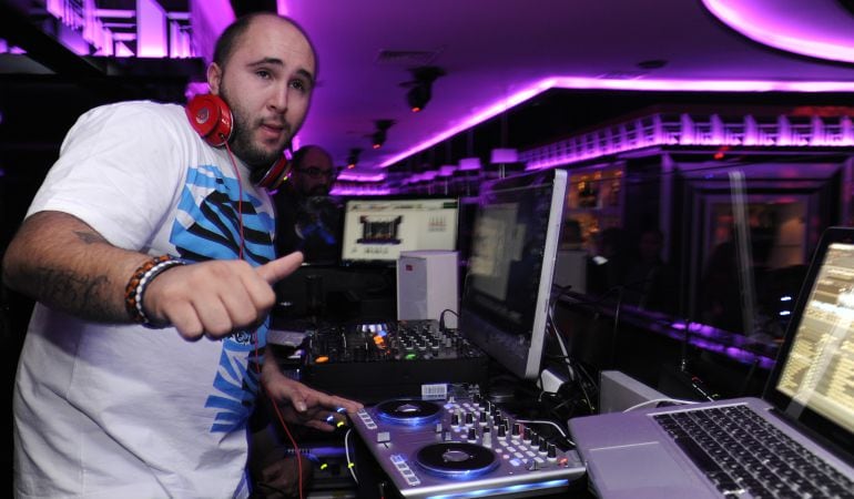 Kiko Rivera pinchando en una discoteca.