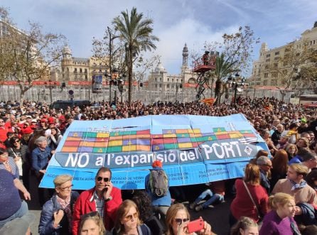 Pancarta de la comisión Ciutat Port contra la ampliación norte del puerto de València