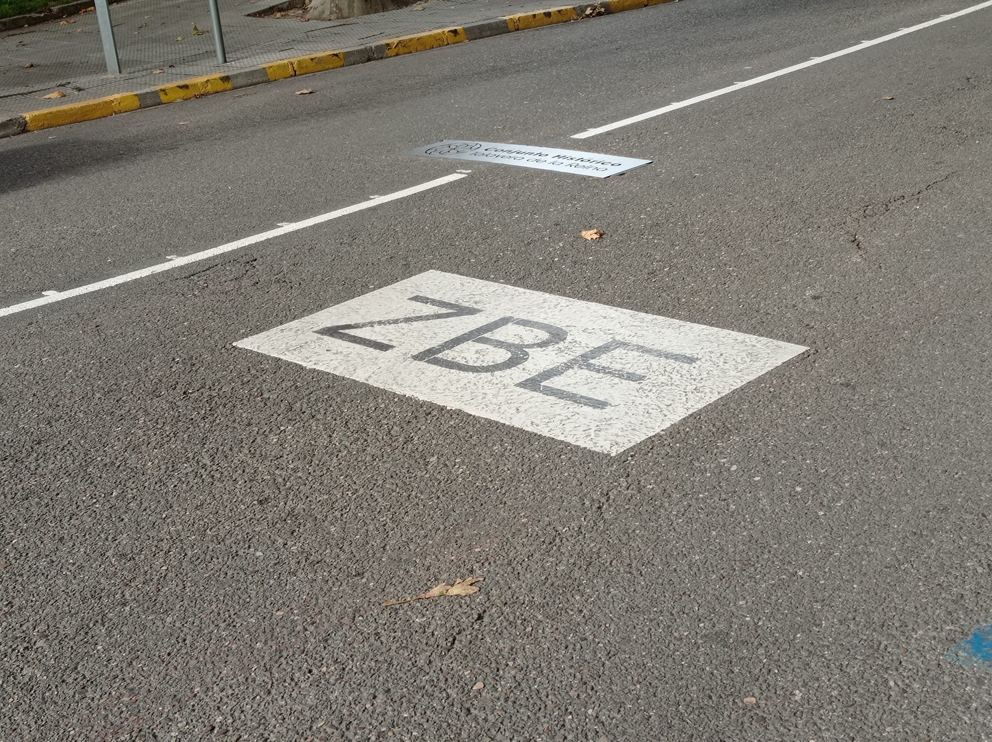 Señalización horizontal de la Zona de Bajas Emisiones en la calle Carnicerías de Talavera