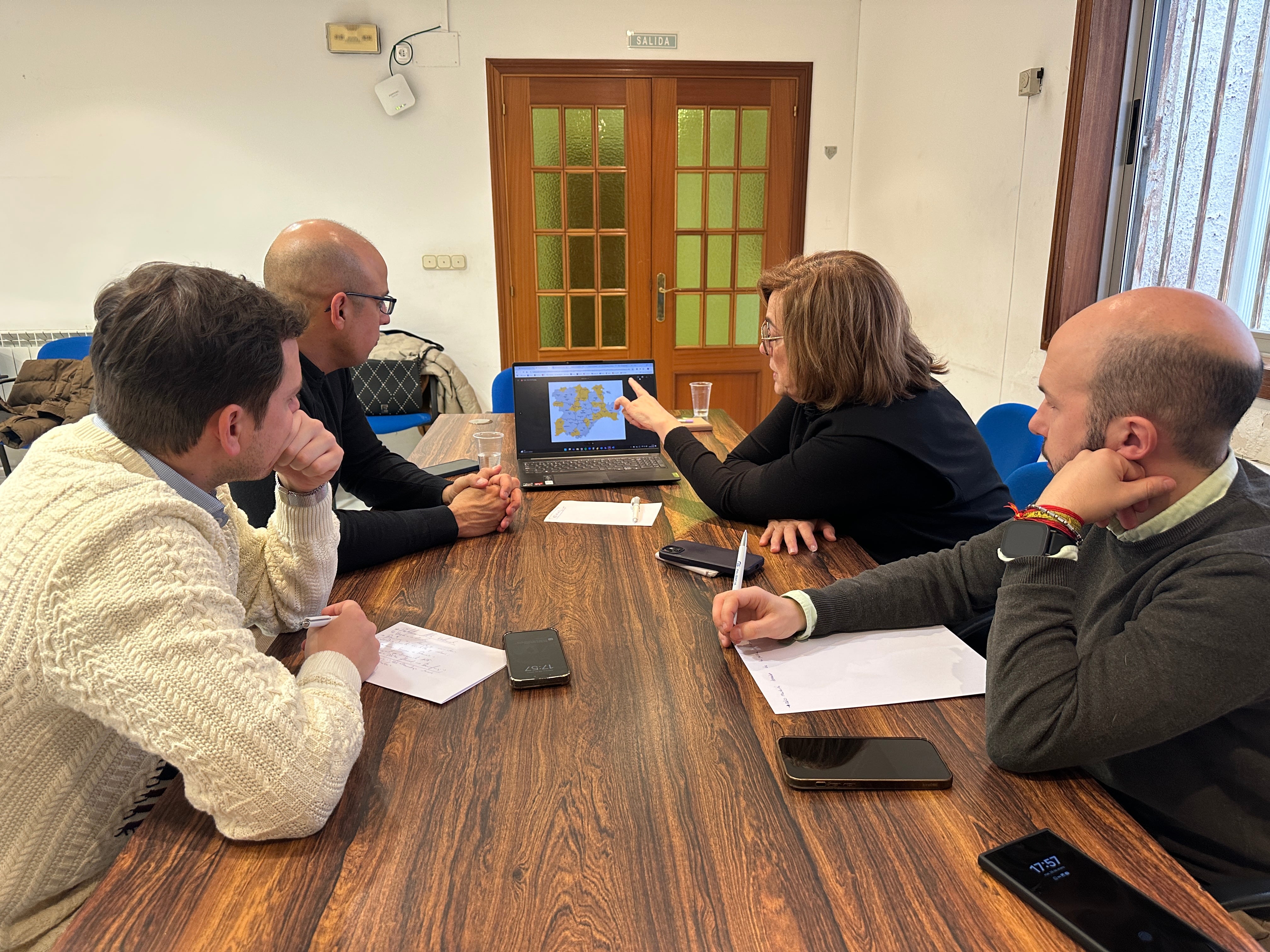 Ángeles Armisén, Roberto Martín y Víctor Torres del PP junto a Pablo Polanco dportavoz de la Asociación de Usuarios del Ave de Palencia