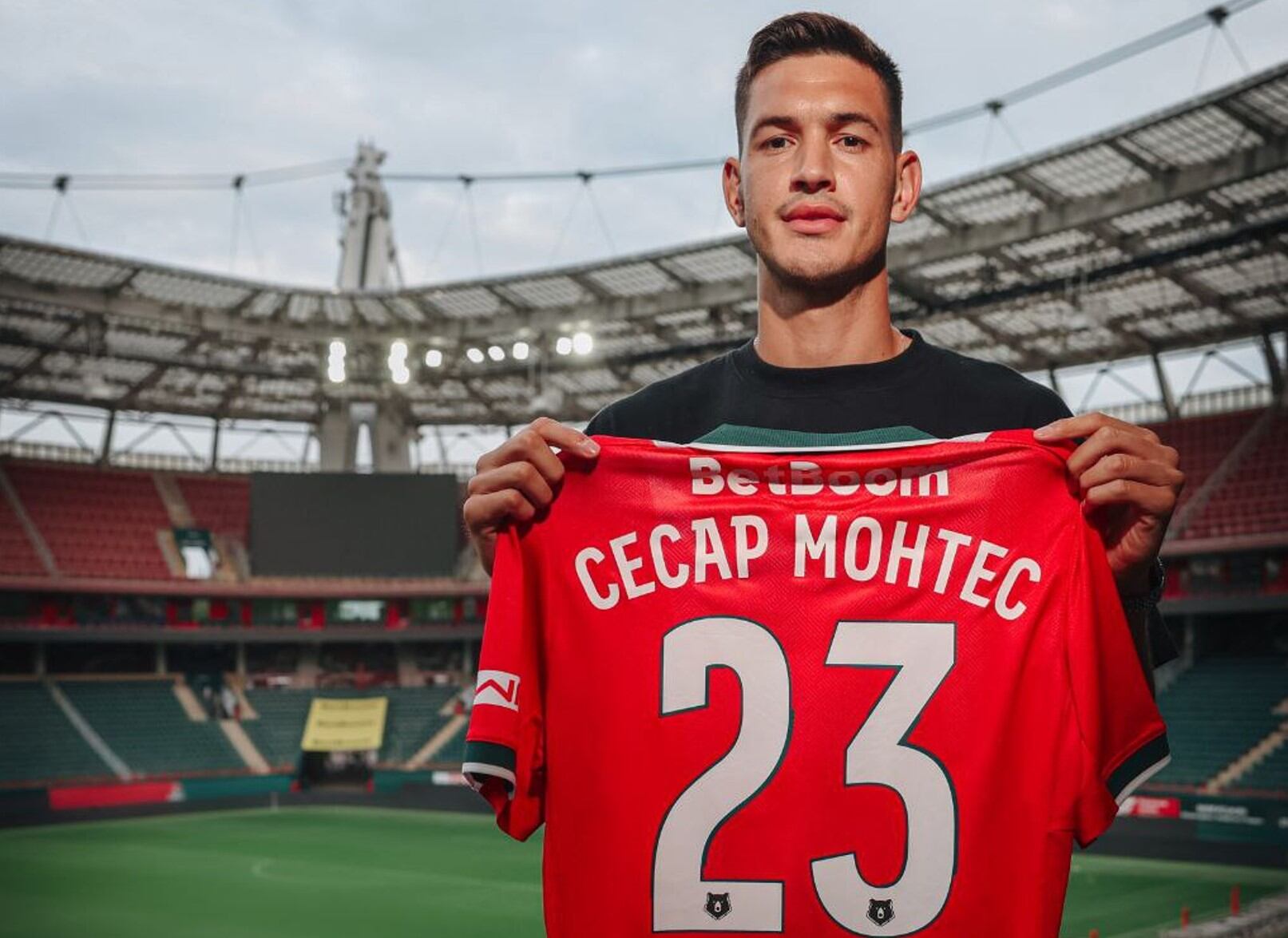 César Montes posando con la camiseta del Lokomotiv.
