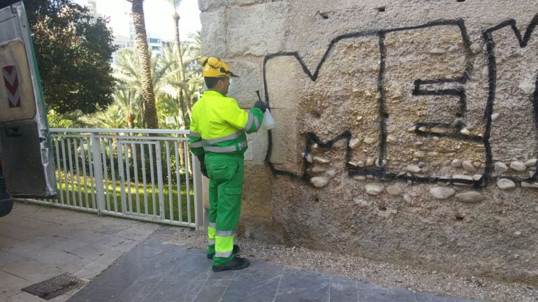 Un operario de Urbaser limpia las pintadas en el Palacio de Altamira