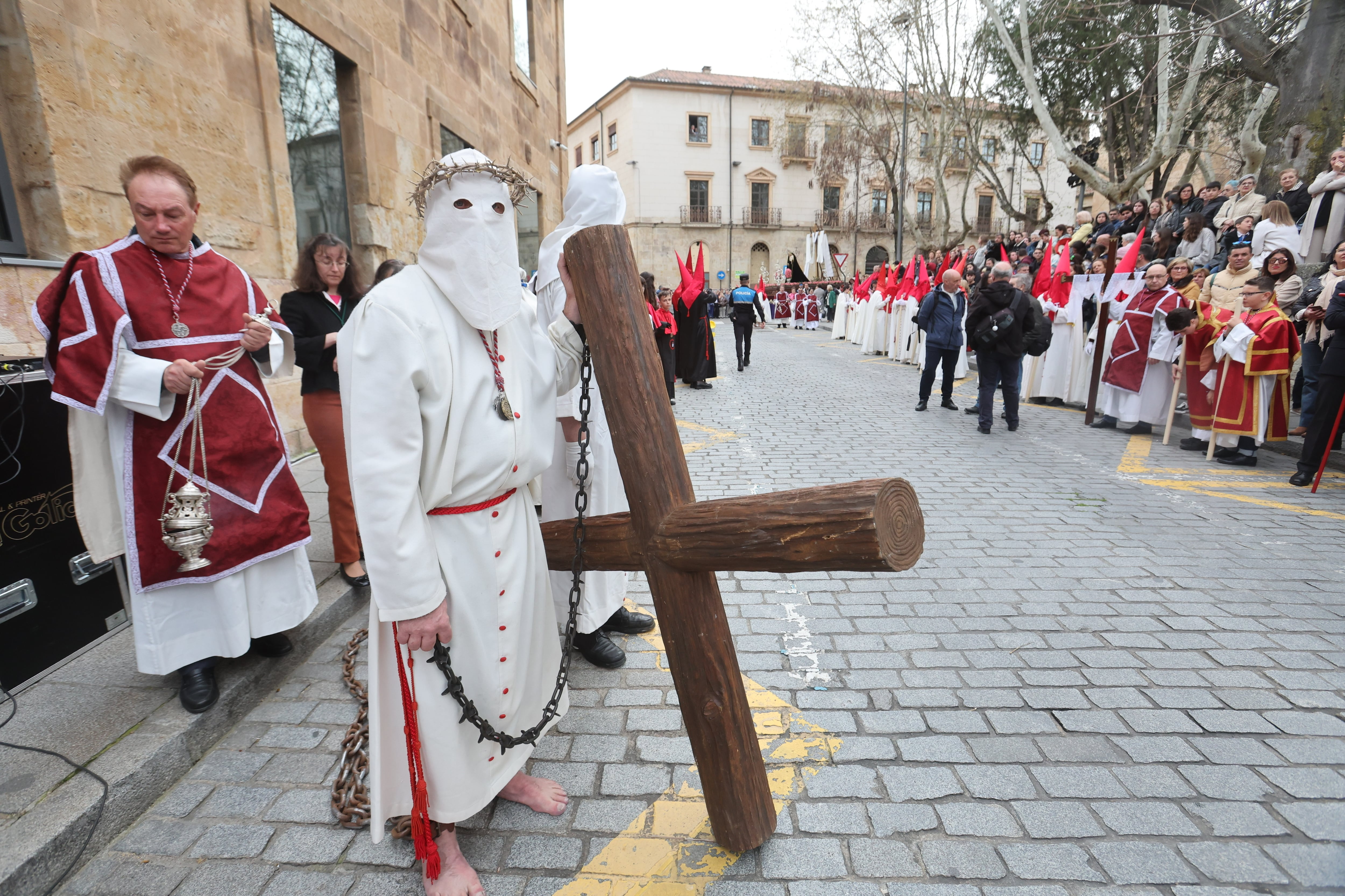 SALAMANCA, 24/03/2024.- Procesión del Santísimo Cristo del Perdón acompañado por María Santisima de Gracía y Amparo que este Domingo recorre las calles de Salamanca, y donde se ha concedido el indulto a un reo en el acto celebrado ante los juzgados de Salamanca. EFE/ JM. Garcia
