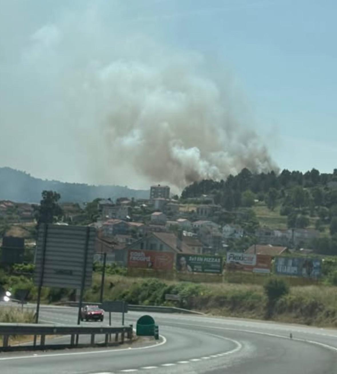 Imagen de la gran columna de humo provocada por el incendio