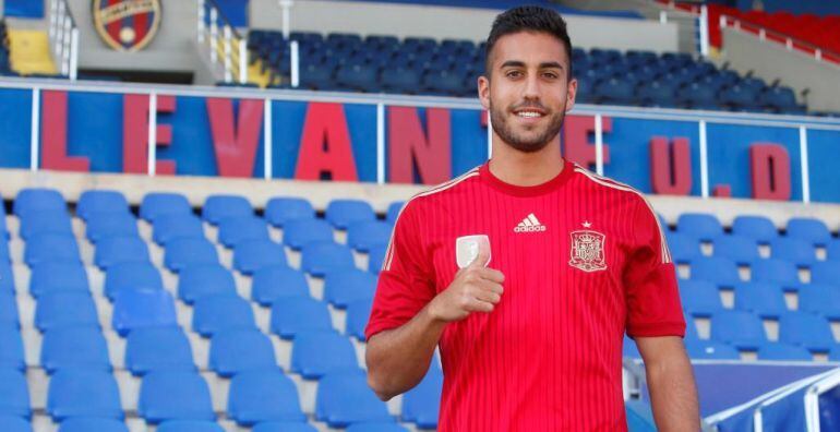 Camarasa, posa en el campo del Levante el día que fue convocado por primera vez con la sub-21