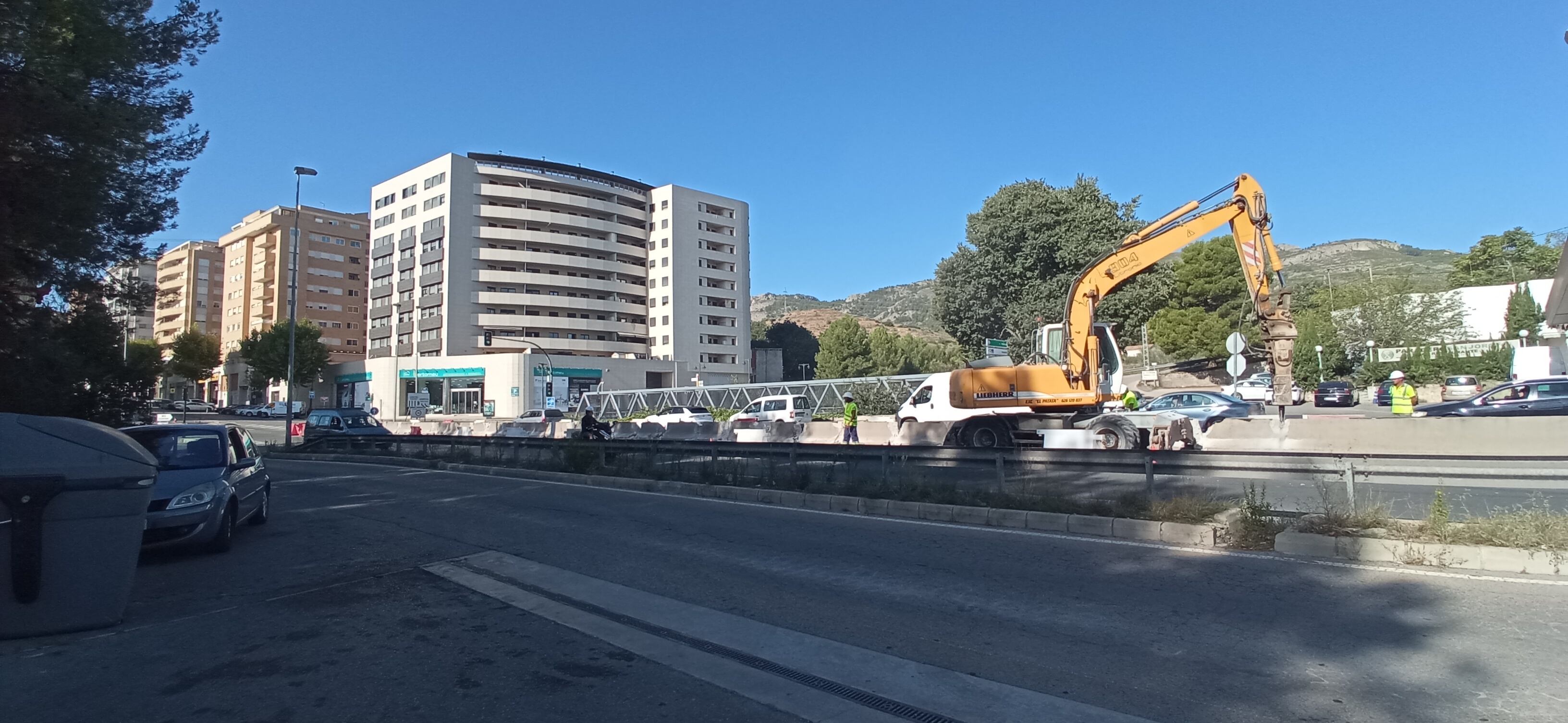 Una máquina ha ido destruyendo la mediana de hormigón donde irá la futura rotonda en el acceso norte de Alcoy.