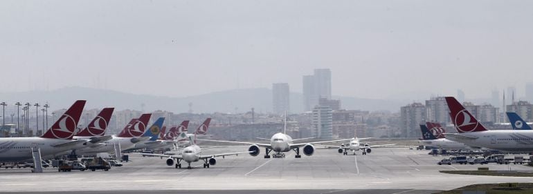 Aviones permanecen aparcados en la pista del aeropuerto internacional de Atatürk en Estambul