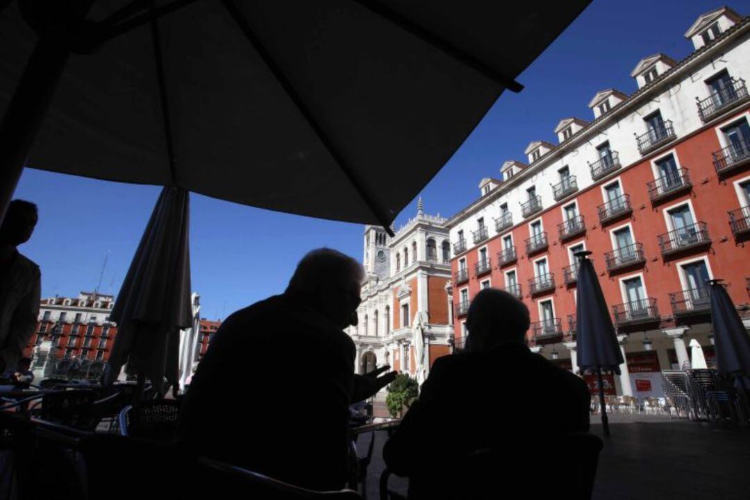 Imagen de archivo de una terraza en la Plaza Mayor de Valladolid