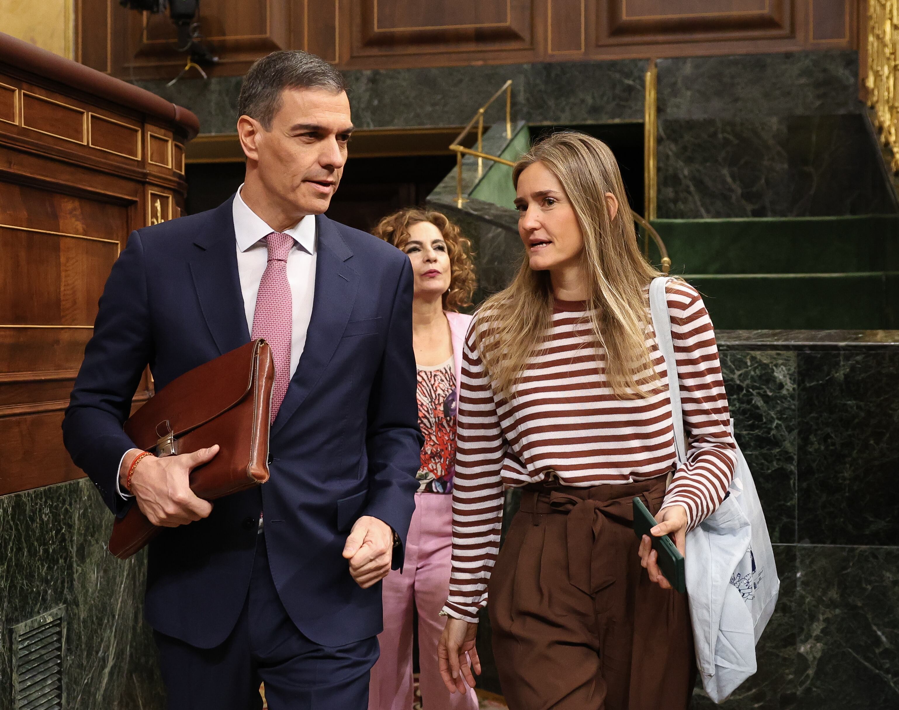 Pedro Sánchez y la ministra de Transición ecológica, Sara Aagesen, durante la sesión de control al Gobierno