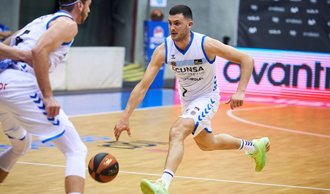 El base azkotiarra disputa un balón en un partido con la camiseta del Acunsa Gipuzkoa Basket