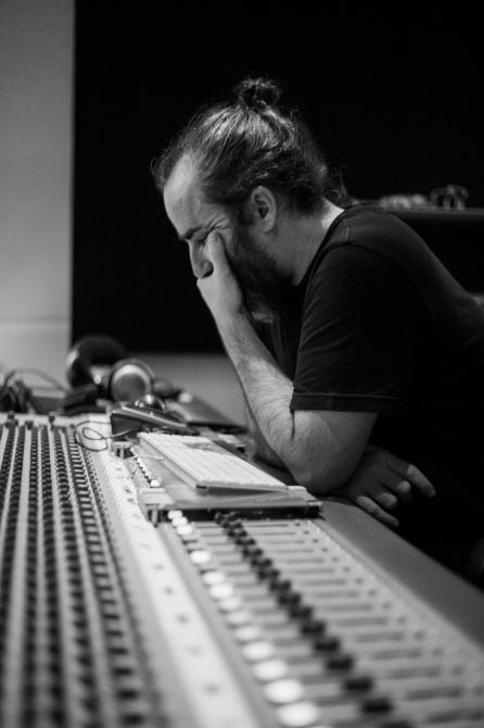 Pablo Pulido, ingeniero jefe de Estudio Uno, durante una sesión de mezcla en el &#039;Estudio B&#039;