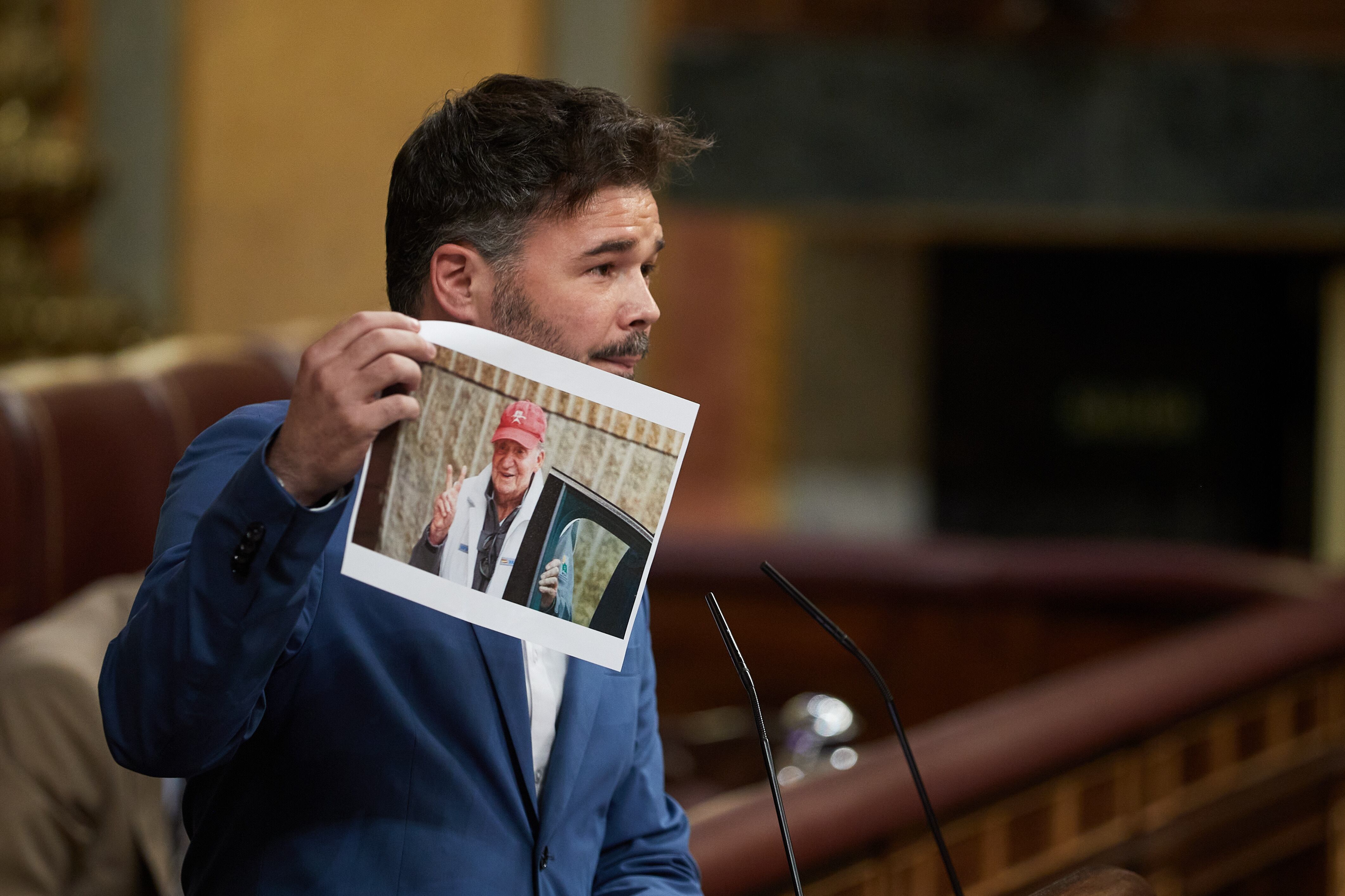 El portavoz parlamentario de ERC, Gabriel Rufián, muestra una fotografía del rey emérito Juan Carlos I durante su intervención en la sesión plenaria del Congreso de los Diputados.