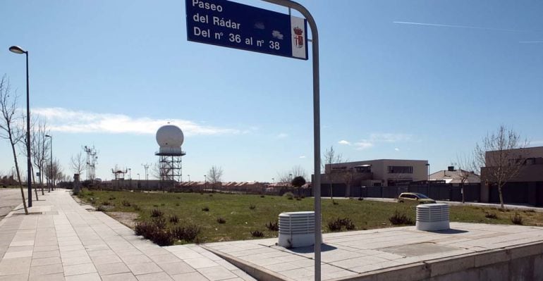 Solar en el Paseo del Radar donde se construirá la nueva biblioteca y archivo municipal de Paracuellos de Jarama