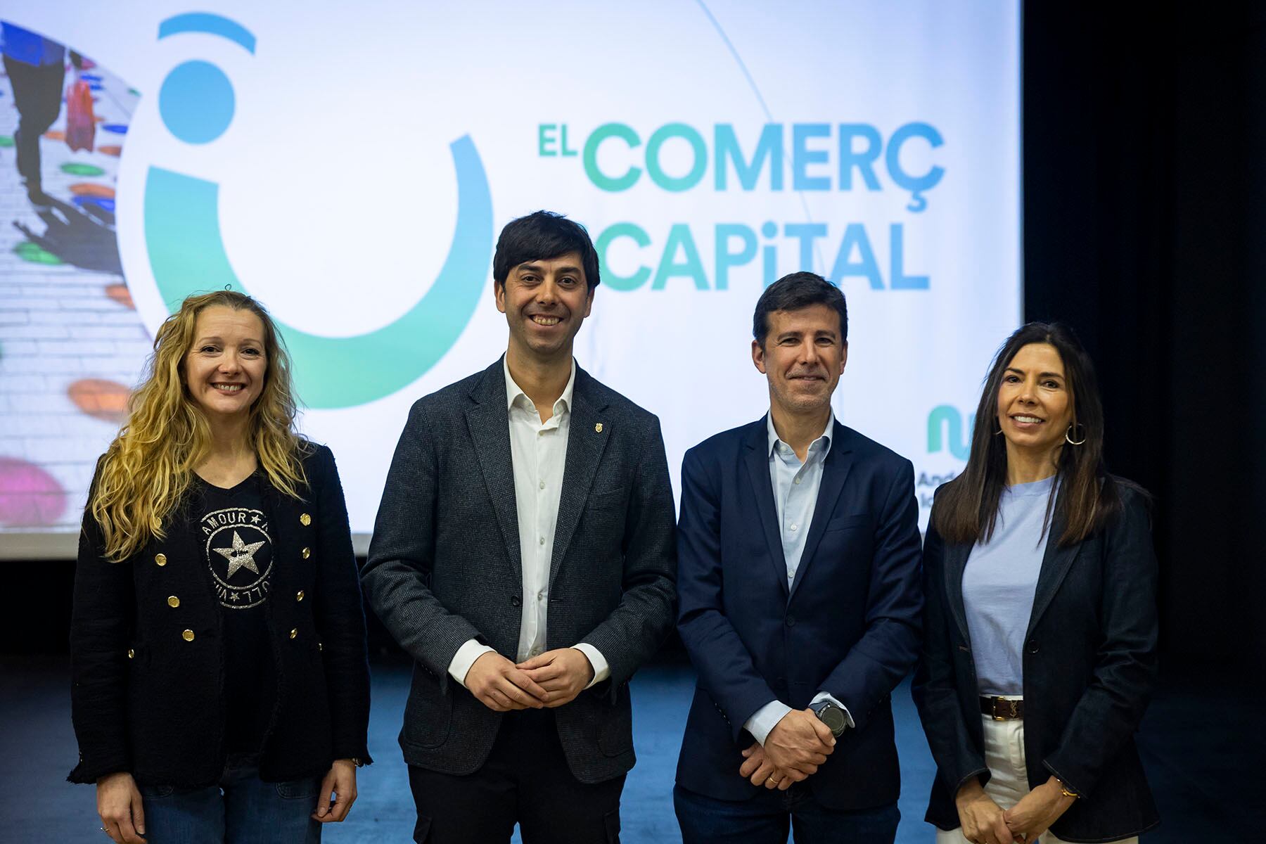 Presentació del cicle de ponències per als comerciants El Comerç és Capital amb ell cònsol major, Sergi González, l'expert en màrqueting comercial, Jordi Mas, la delegada de Desenvolupament i Assessorament comercial i empresarial del Comú, Susagna Venable, i la presidenta de l’Associació Eix Central, Montse Rodríguez.