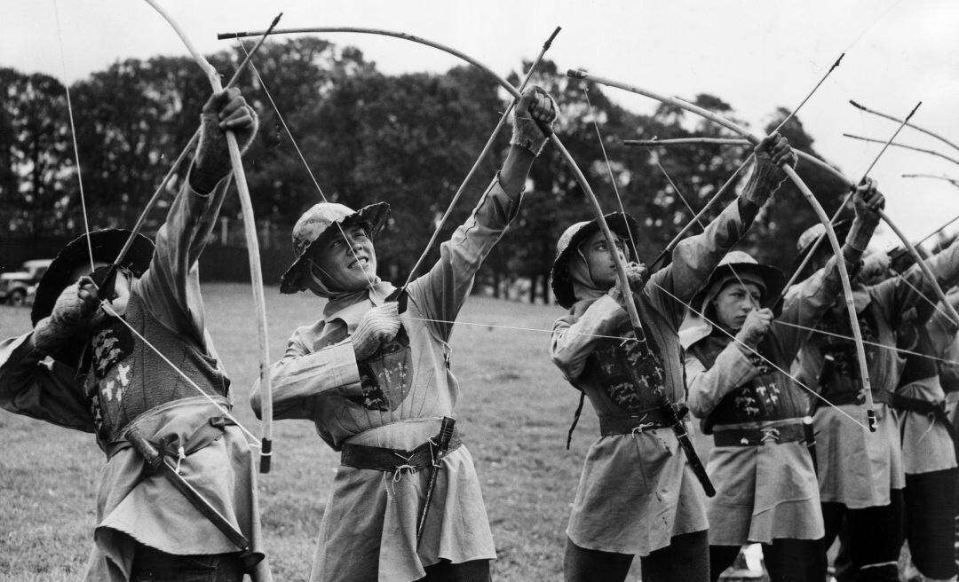 Unos arqueros ingleses en la reconstrucción que se hizo de la batalla de Azincourt en 1957