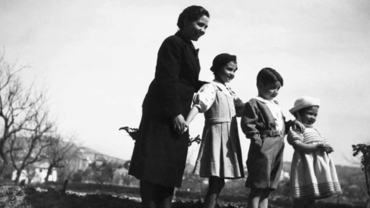 Concha García Lorca, de luto, con sus hijos Tica, Manolo y Conchita en 1937