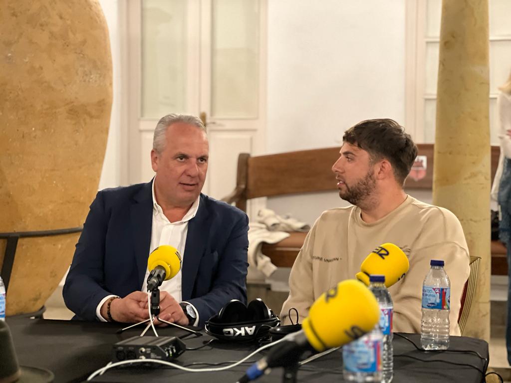 El alcalde de San Roque, Juan Carlos Ruiz Boix y Alejandro Pacheco durante su participación en el programa.