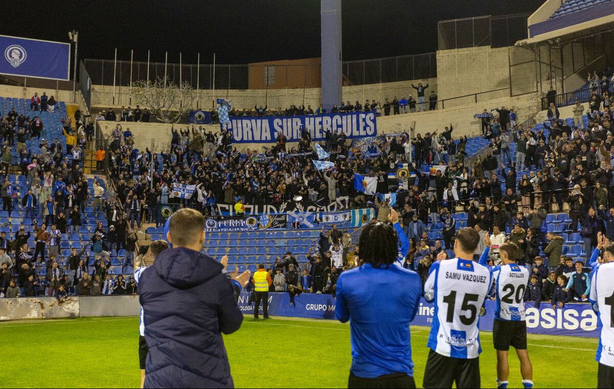 Los jugadores del Hércules se dirigen a saludar a los aficionados en el Rico Pérez. Foto: Hércules CF