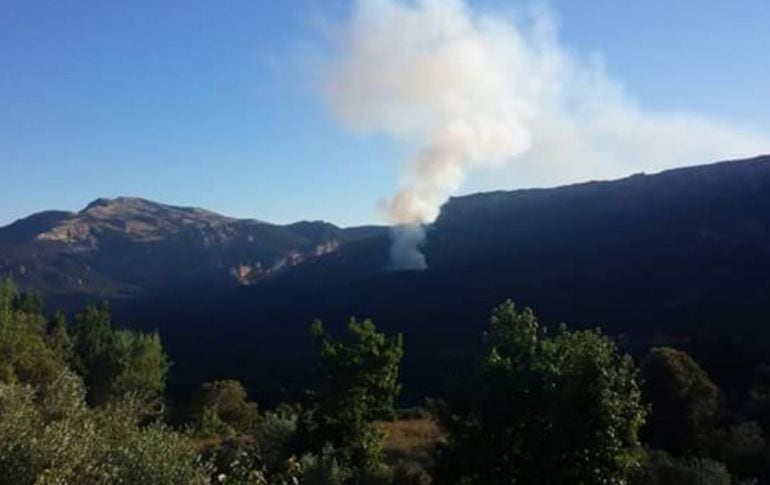 Fotografía del incendio declarado en Yeste este lunes