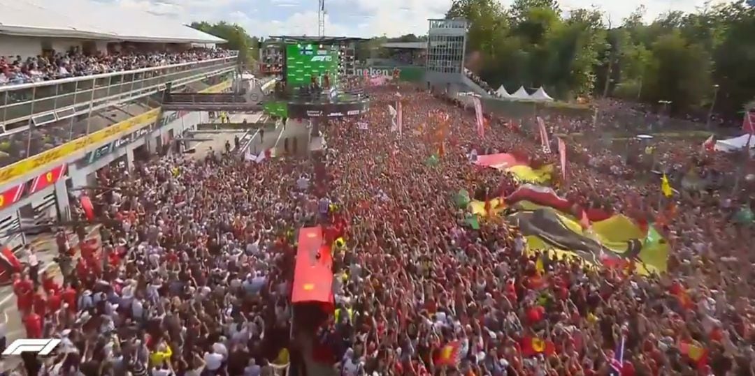 Imagen de los aficionados italianos cantando el himno de su país tras la victoria de Leclerc en Monza