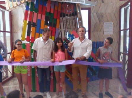 El artista y director de 7 Arte en Circuito, XTóbal junto al alcalde de Cazorla en la inauguración de la escultura realizada por los alumnos de los colegios cazorleños