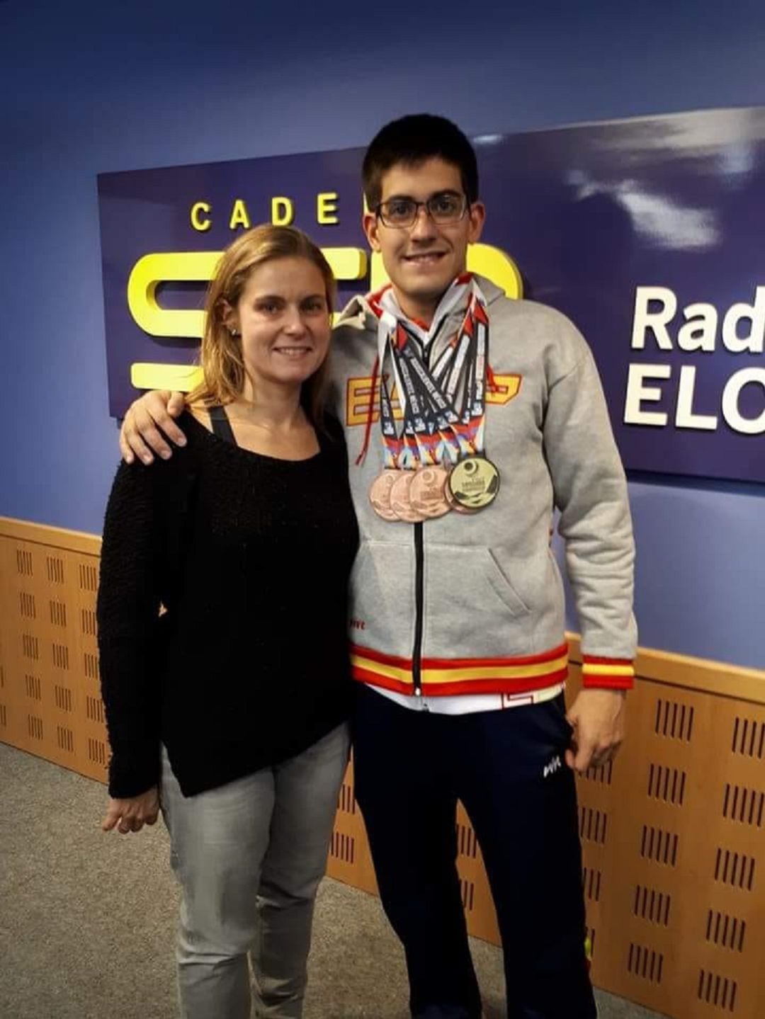 Luis Paredes con su entrenadora, Tatiana Jiménez, en los estudios de Radio Elche SER