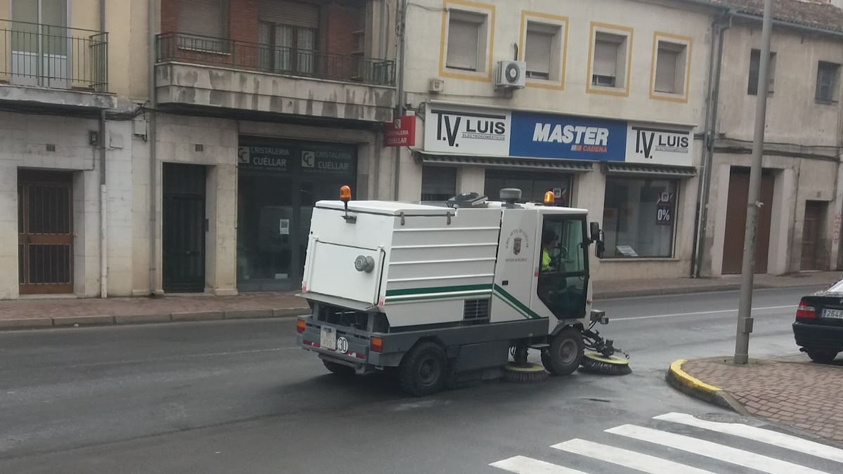 Carlos Fraile, alcalde de Cuéllar, habla de la licitación de la barredora y dos camiones eléctricos para los servicios municipales del Ayuntamiento de Cuéllar