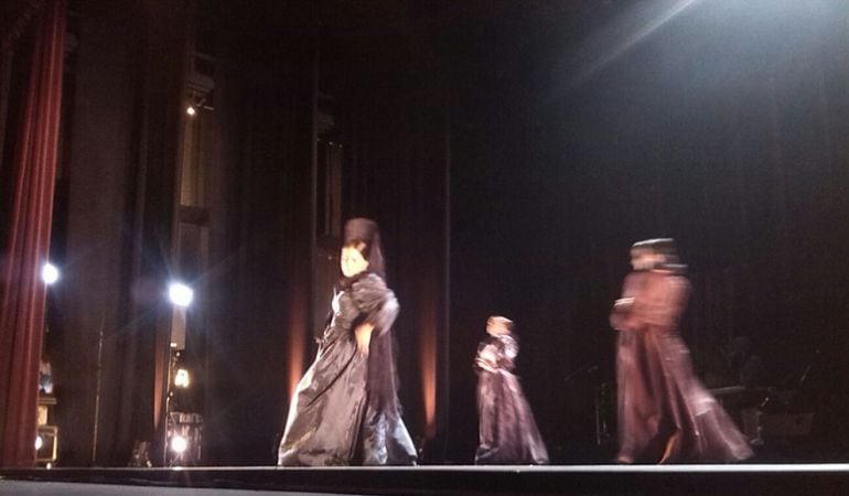 La bailaora granadina Patricia Guerrero y su cuerpo de baile en un momento de su &#039;Catedral&#039;, la obra que ha estrenado este viernes en el Lope de Vega