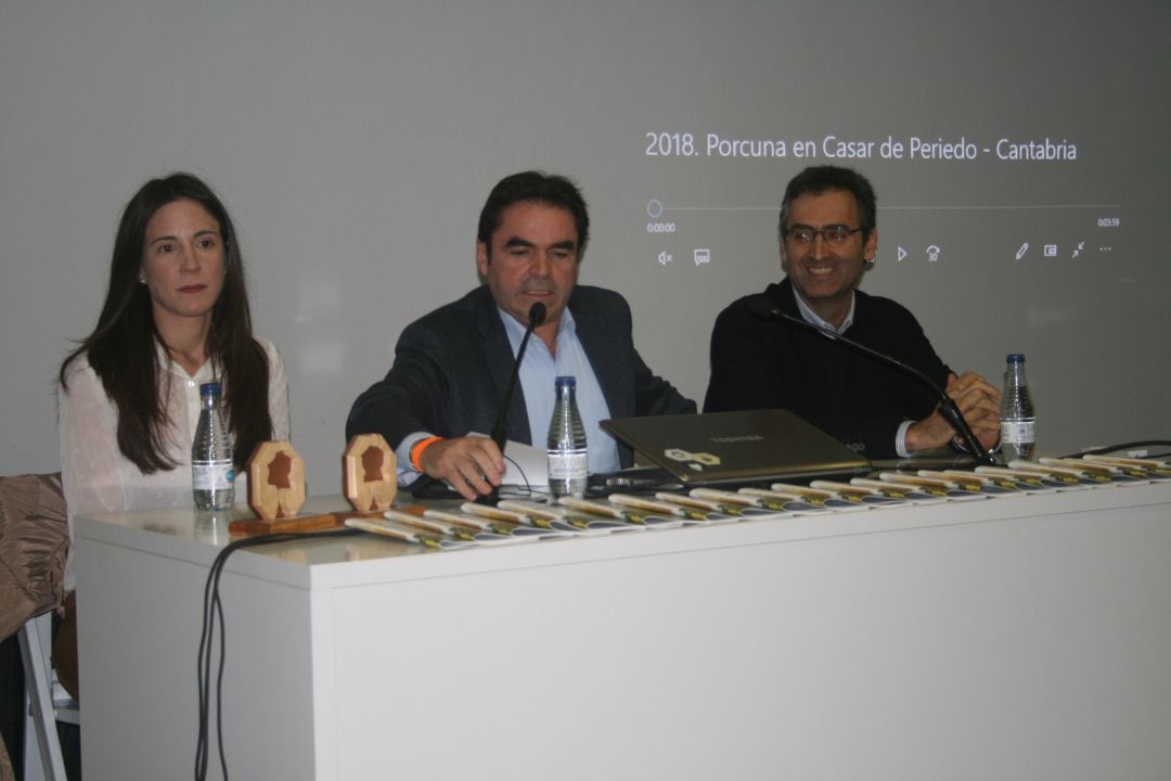 Lorenzo León y Alicia Serrano, investigadores del IFAPA Alameda del Obispo de Córdoba junto al alcalde de Porcuna, Miguel Moreno (centro)