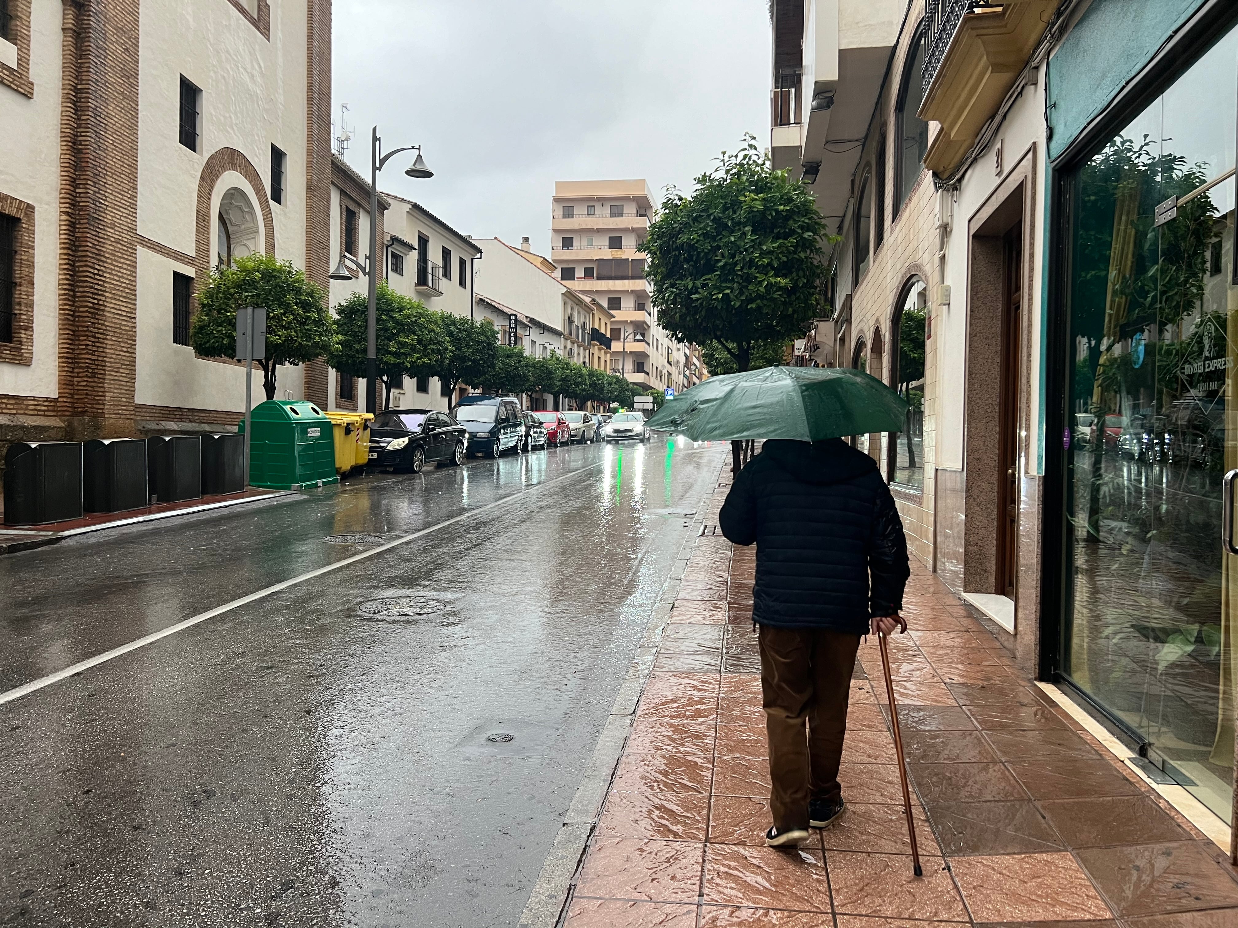 Un vecino de Ronda bajo la lluvia