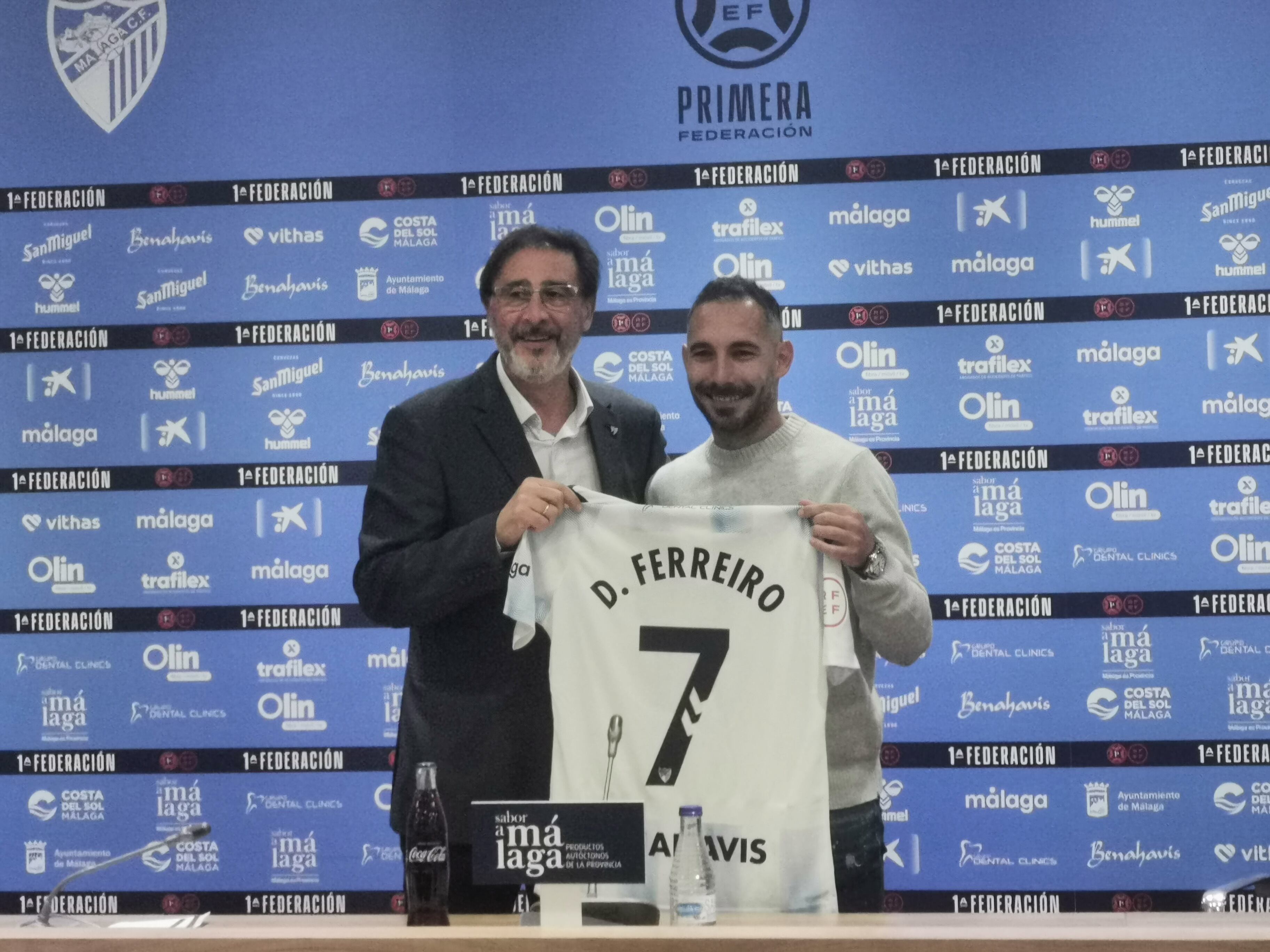 David Ferreiro posa con la camiseta del Málaga junto al director deportivo Loren Juarros