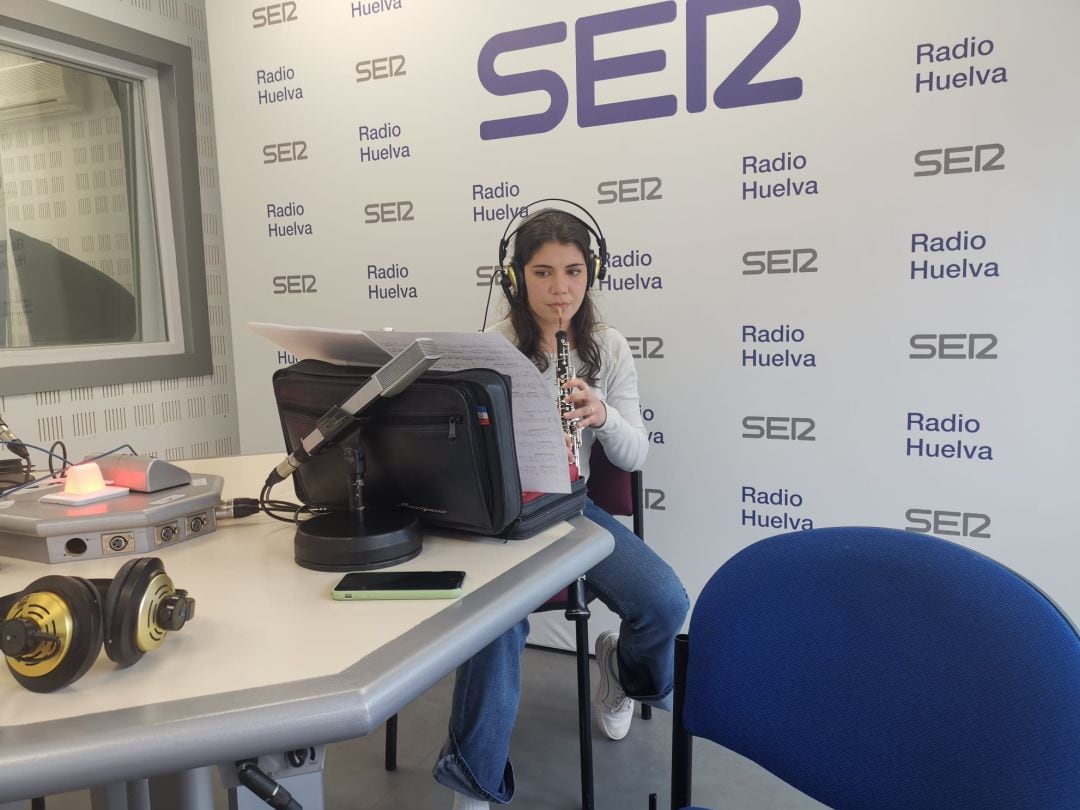 La joven oboísta onubense Lourdes Ledo Llanes (Tharsis) en directo en el espacio dedicado a la música clásica de &quot;Hoy por Hoy Huelva&quot;