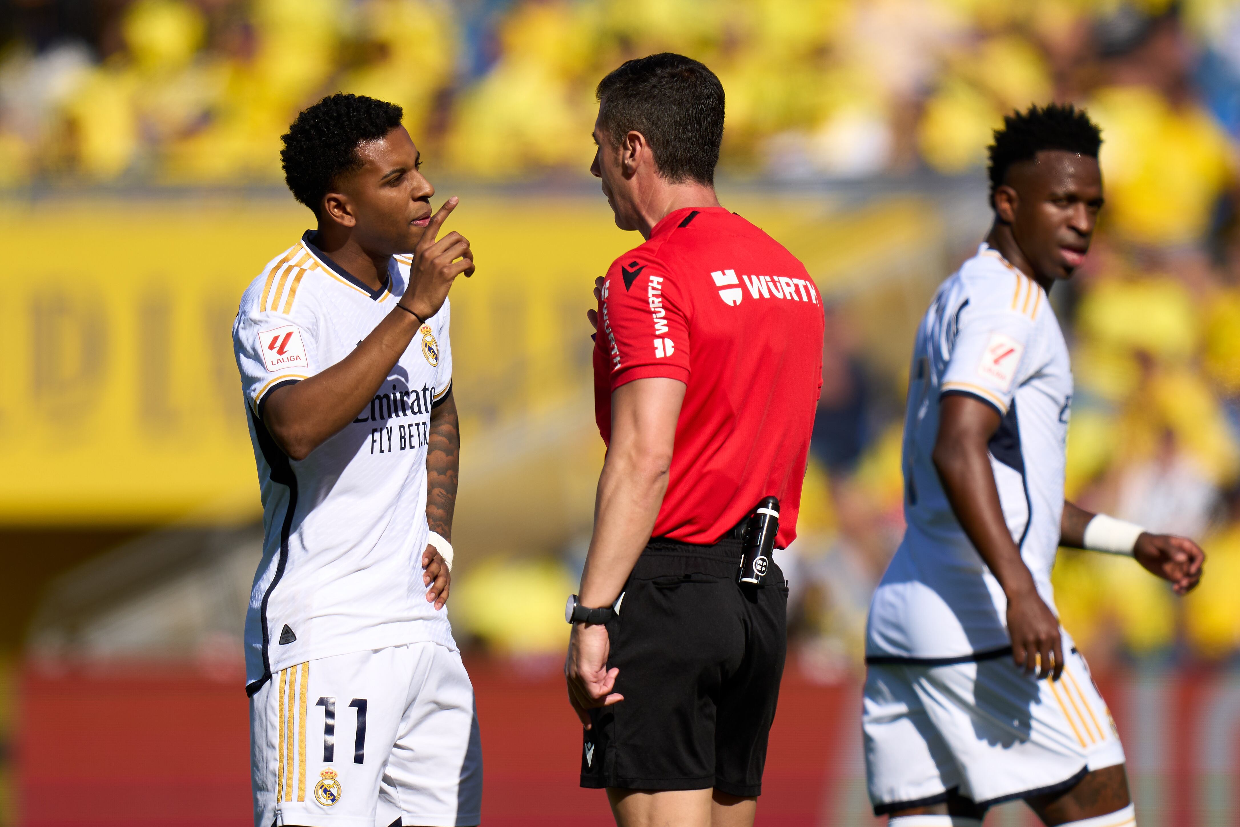 Soto Grado y Rodrygo discuten la acción del manotazo sobre Álvaro Vallés en el UD Las Palmas - Real Madrid