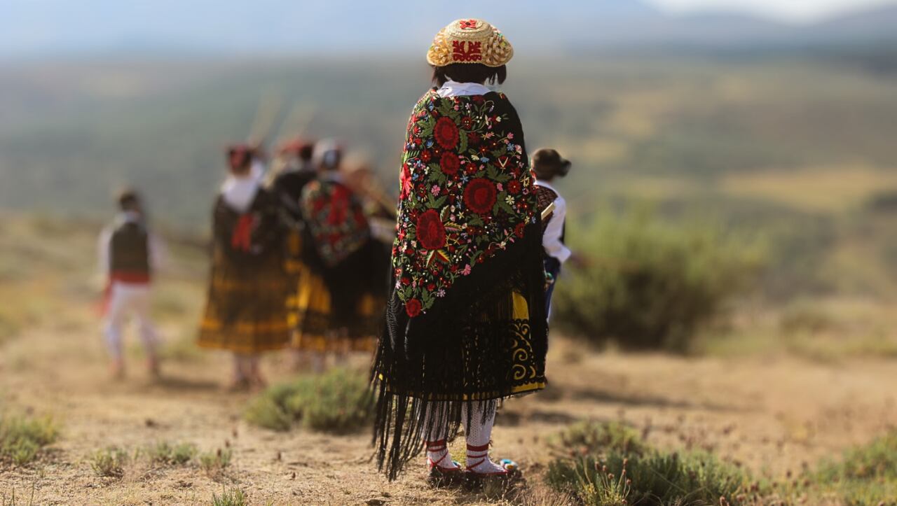 Grupo de Coros y Danzas de Hoyocasero (Ávila) con el traje típico de serrana