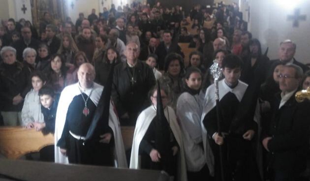 Imagen de los cofrades y fieles durante el rezo de rosario esta tarde en la Merced tras la suspensión de la procesión