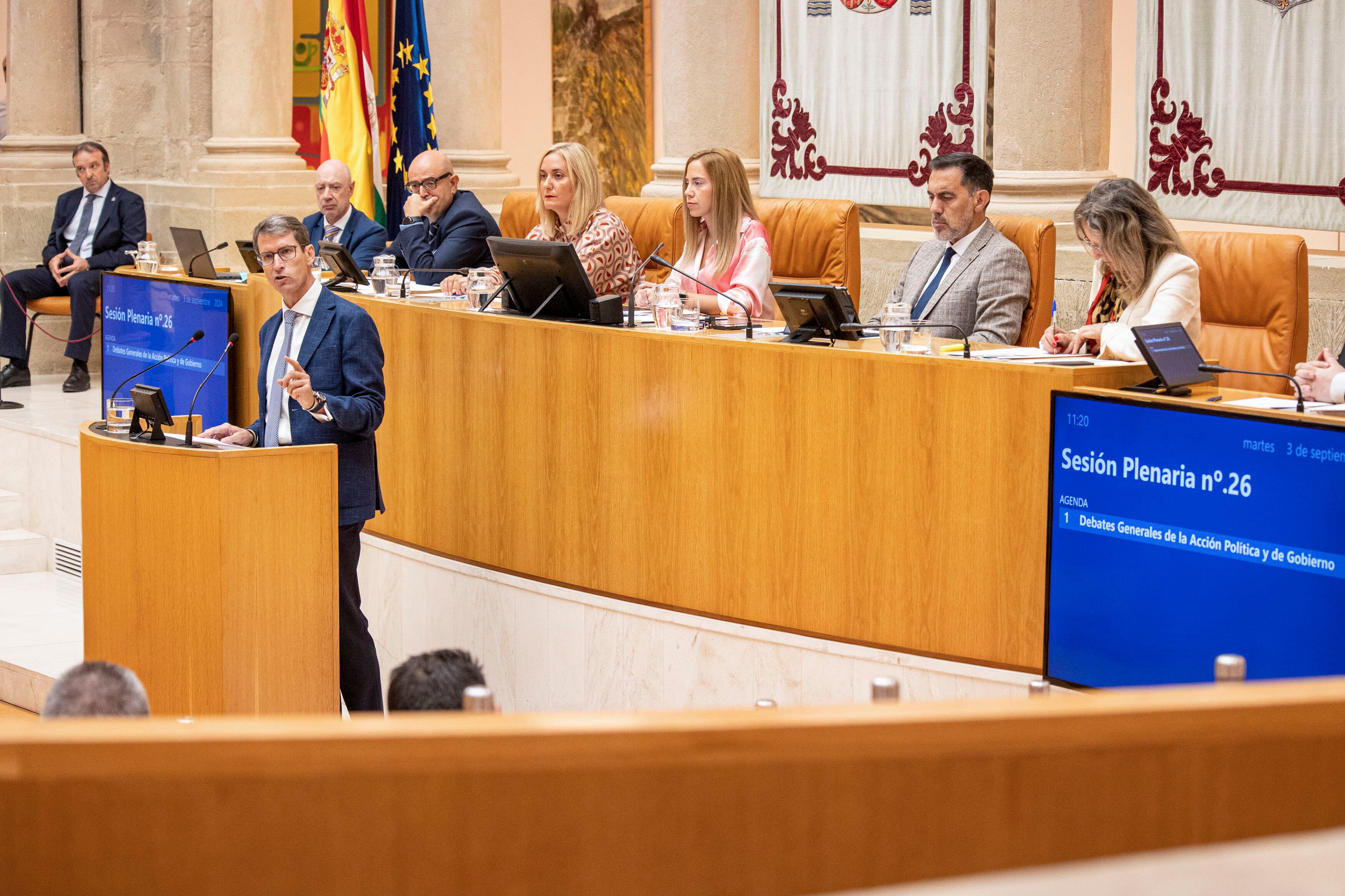 LOGROÑO, 03/09/2024.-El presidente del Gobierno de La Rioja, el popular Gonzalo Capellán, en su intervención en su primer Debate del Estado de la Región de la legislatura, este martes, en Logroño. EFE/ Raquel Manzanares
