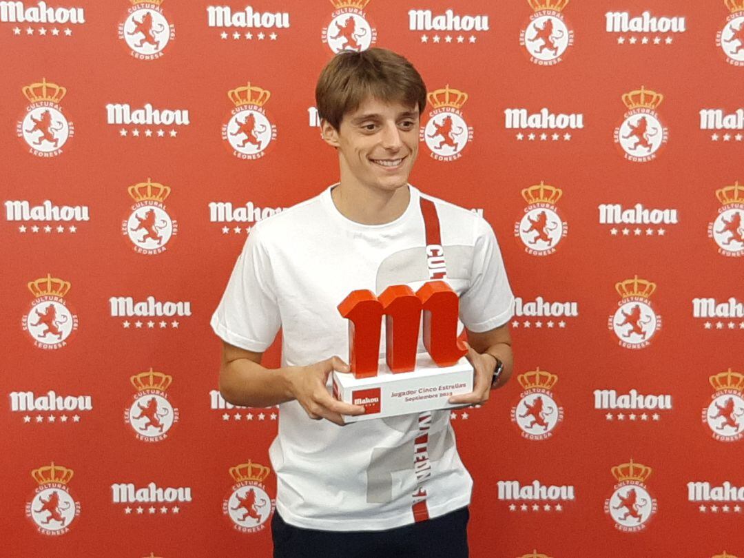 Julián Luque recoge el premio a mejor jugador del mes de septiembre