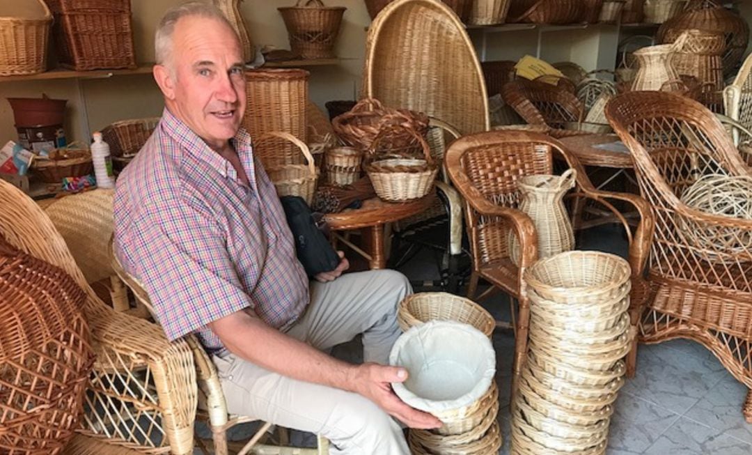 José Luis Encijo con los cestillos para la fermentación del pan en su taller de Villaconejos de Trabaque.