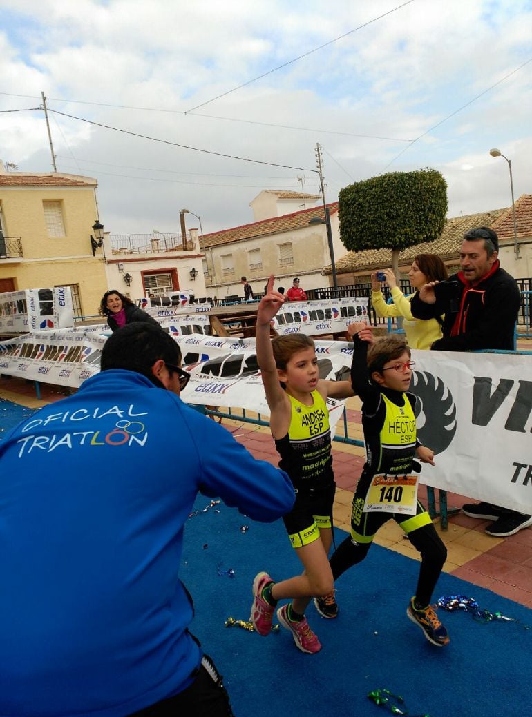 Dos jovenes duatletas del SBR Elda Para+Triathlón entran en meta de la mano