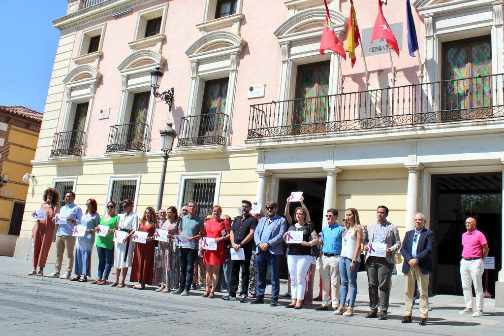 Minuto de silencio celebrado en julio de 2023 por las víctimas de violencia machista en Alcalá de Henares. / Ayuntamiento de Alcalá de Henares