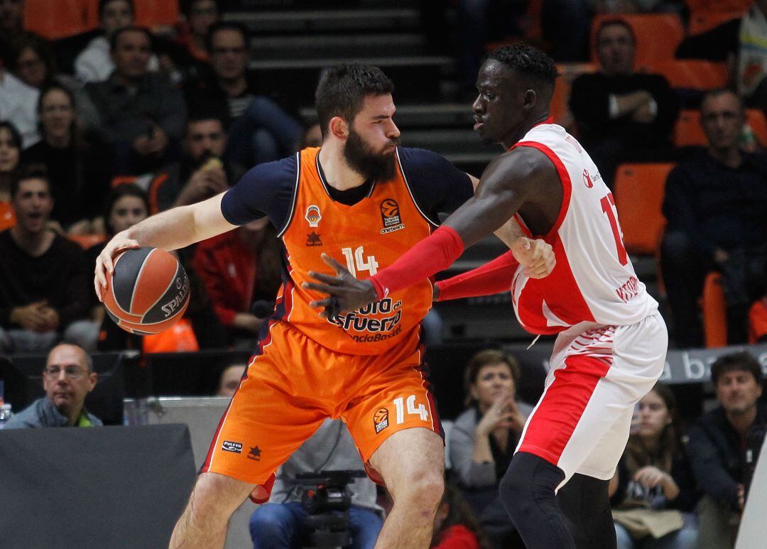 Imagen de un partido en la Fonteta entre ambos equipos