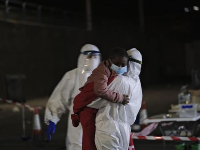 Uno de los menores rescatados por la embarcación de Salvamento Marítimo Guardamar Talía.