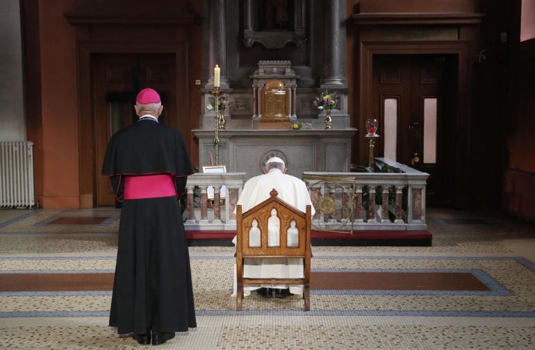 Pope Francis prays in front of a candle lit to remember victims of abuse by the church, inside St Mary&#039;s Pro Cathedral during his visit to Dublin, Ireland, 25 August 2018